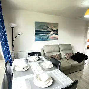 3 Bed Serviced With Free Parking & Tram Stop, 10 Minutes From Airport And Center Edinburgh