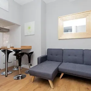 Bright And Homely Near Holyrood - City Centre Edinburgh